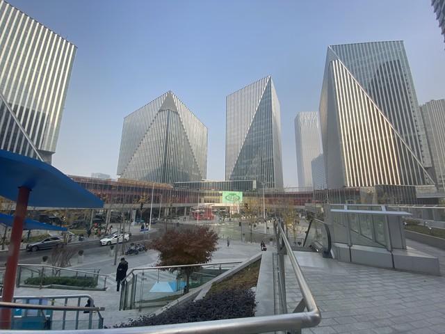 扎克约翰逊领跑慈善精英赛冲冠
